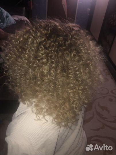 Модель на афрокудри