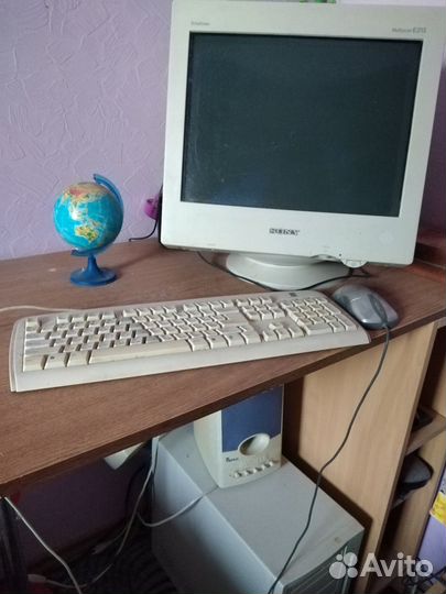 Компьютер Pentium 4 в рабочем состоянии (монитор