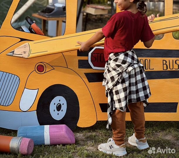 Фотозона на 1 сентября. Школьный автобус