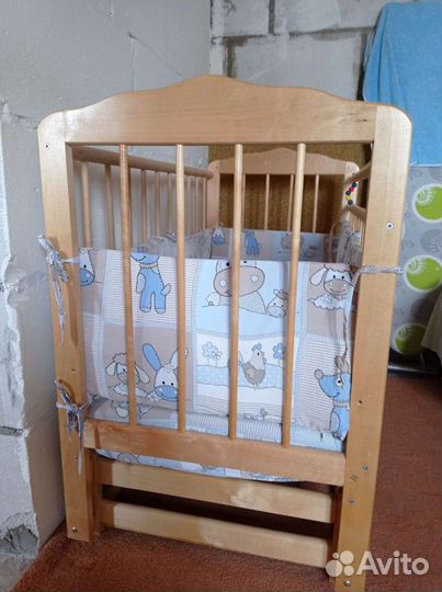Детская кроватка с маятником, матрасом, бортиками