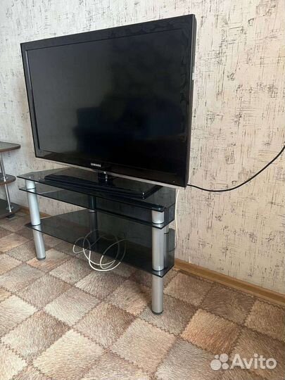 Стеклянная тумба под тв