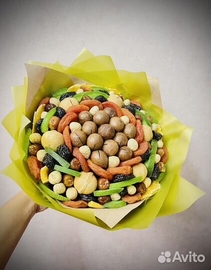 Букет из орехов и сухофруктов