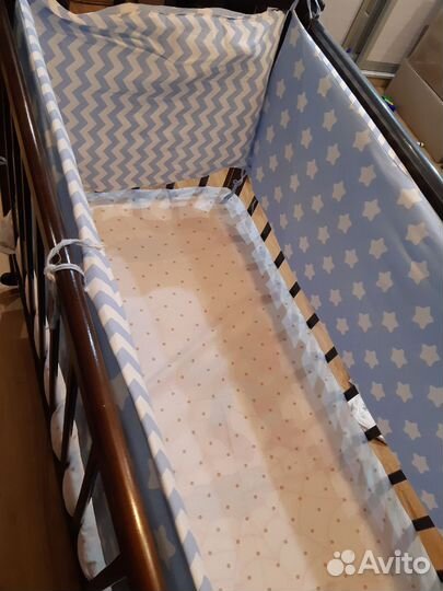 Детская кроватка с маятником