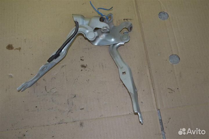 Петля капота Mazda Demio (dy5w) 2002-2007