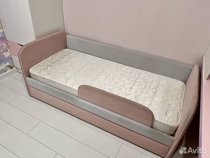 Детская кровать с матрасом и шкаф