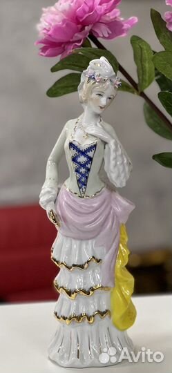 Фарфоровая статуэтка 