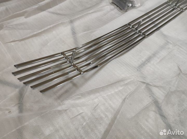 Накладка на решетку в бампер Toyota Rav4 2010-2016