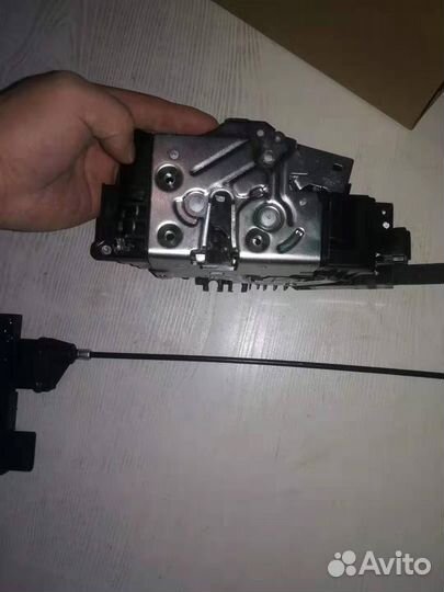 Toyota Camry 70 Доводчики дверей штатные F8BL9