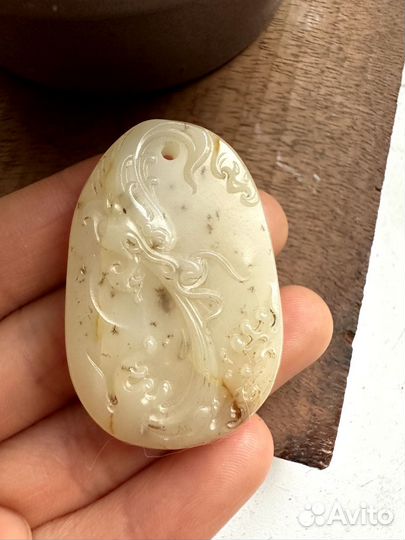 Подвеска амулет из нефрита, резная 