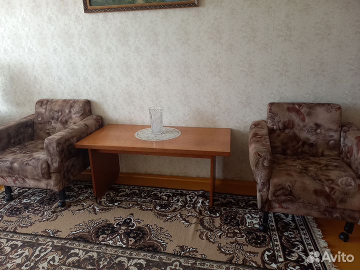 2 кресла и столик