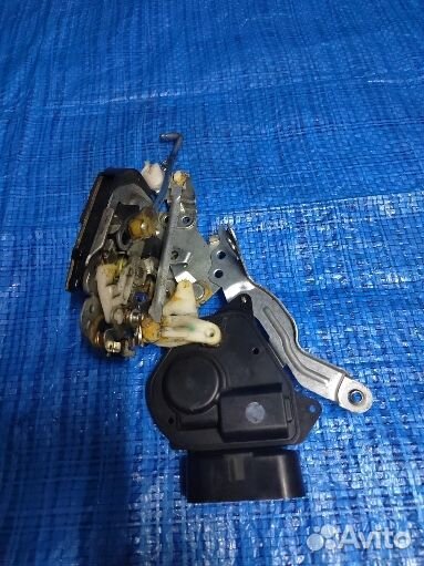 Замок двери Toyota Vista/Vista Ardeo AZV50/AZV50G/AZV55/AZV55G/SV50/SV50G/SV55/SV55G/ZZV50/ZZV50G пе