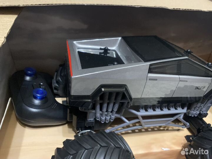 Машина на пульте управления большая