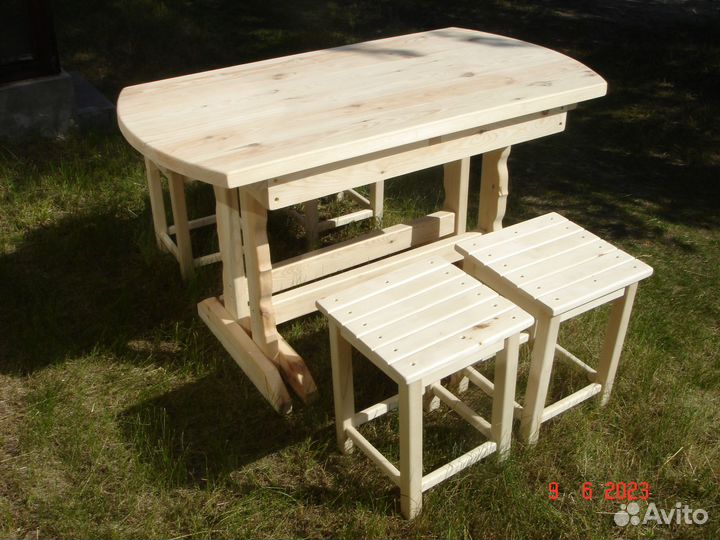 Стол + 4 табуретки