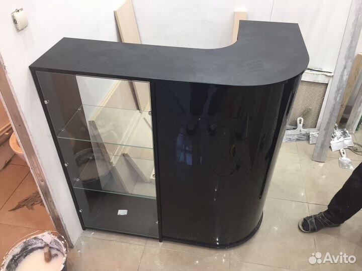 Ресепшен 2 в 1-ом. Витрина и стойка администратора