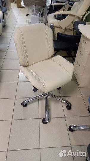 Стул для мастера маникюра