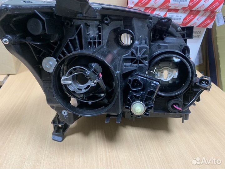 Фара передняя левая Toyota Avensis 8117005240