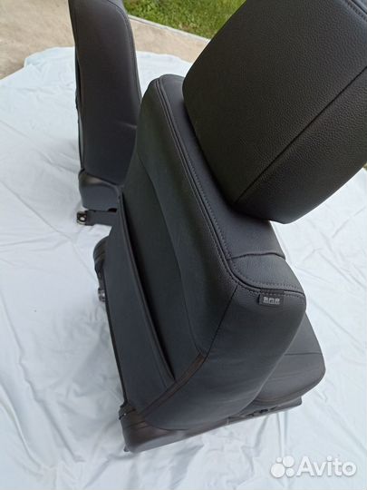 Передние сиденья для Mitsubishi pajero IV