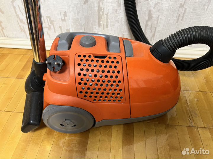 Пылесос мешковой Electrolux 1500 ватт