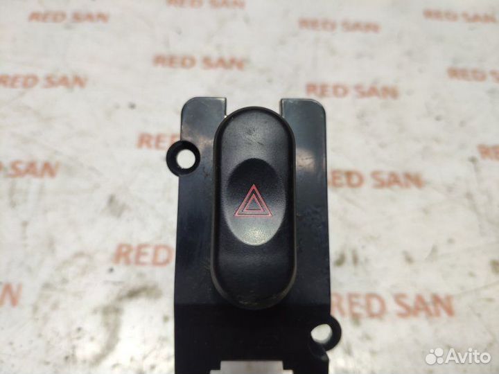 Кнопка аварийной сигнализации Mitsubishi Pajero