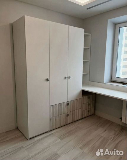 Детская рабочая зона у окна для двоих