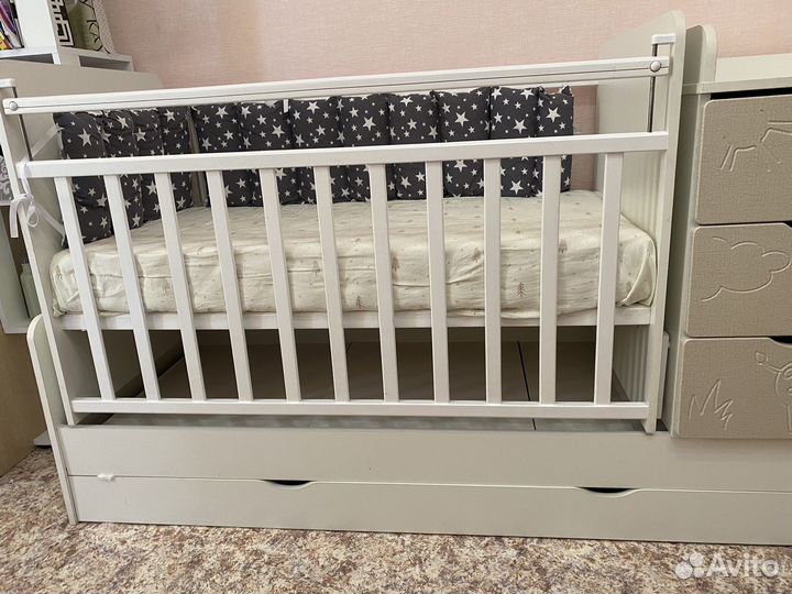 Детская кроватка с маятником