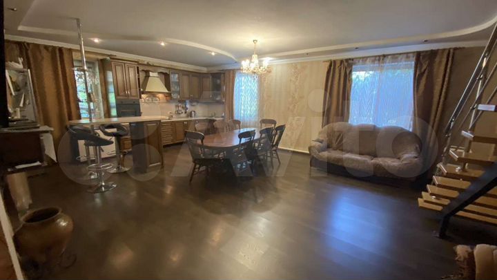 Коттедж 220 м² на участке 10 сот.