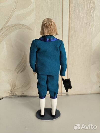 Кукла фарфоровая