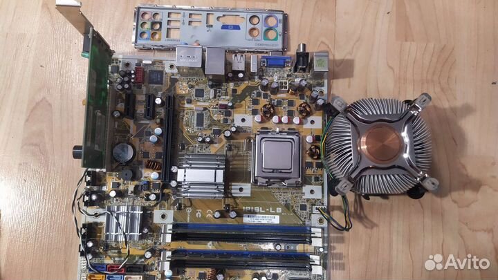 Материнская плата с процессором и памятью