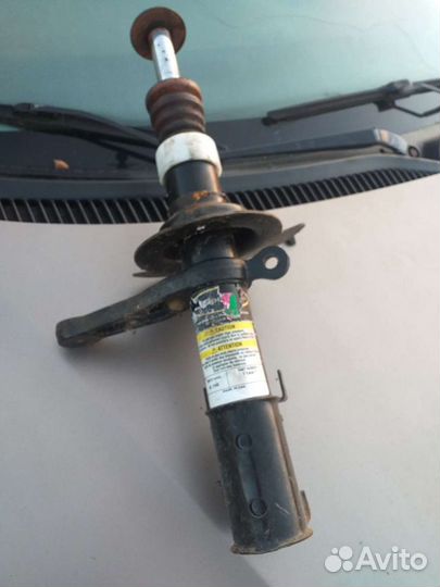 Амортизатор передний правый на крайслер 300м 2000г
