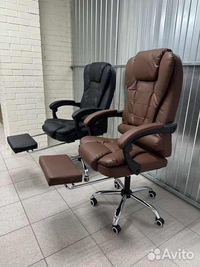 Офисное кресло с подножкой