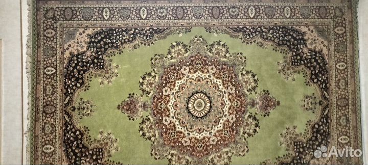 Персидский ковёр б/ у висел на стене