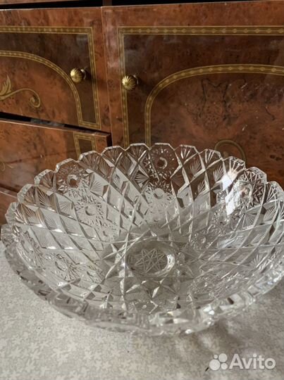 Хрустальные бокалы и салатник в отличном