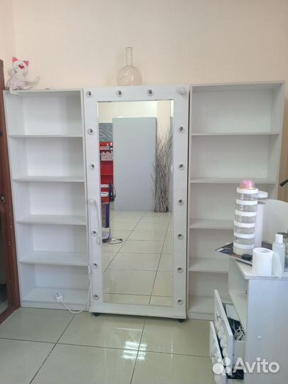 Зеркало с лампами на колесиках