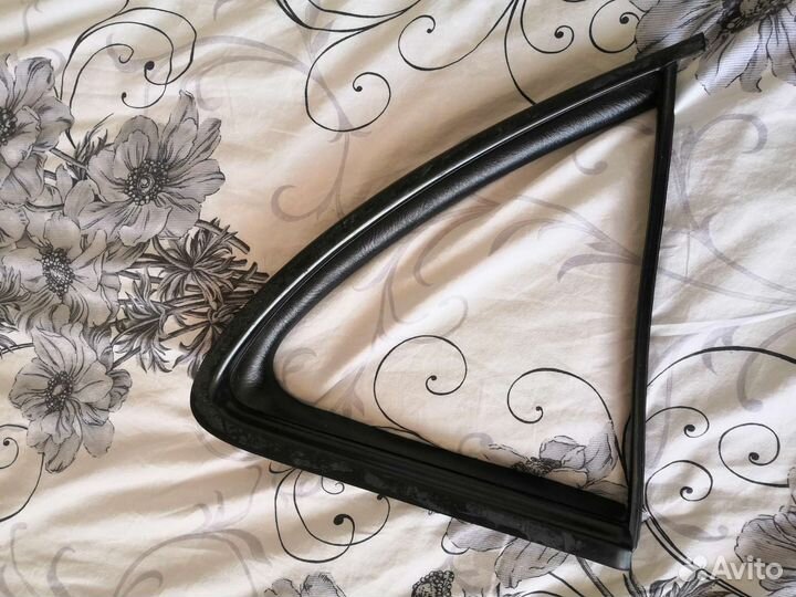 Уплотнитель резинка проема стекла двери Nissan alm