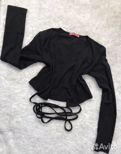 Короткая топ-кофта на завязках