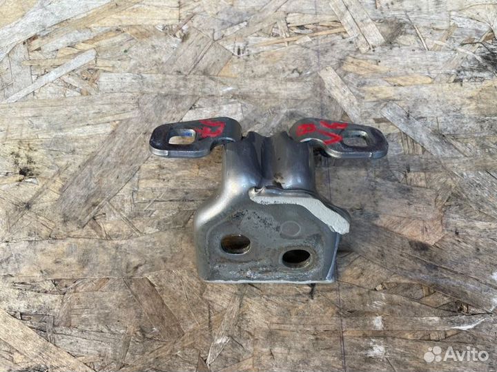 Петля двери задняя левая Renault Sandero Stepway