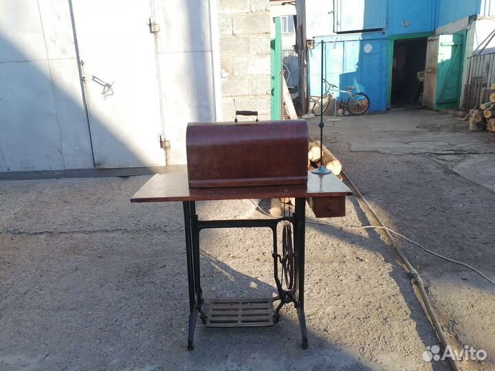 Швейная машинка зингер