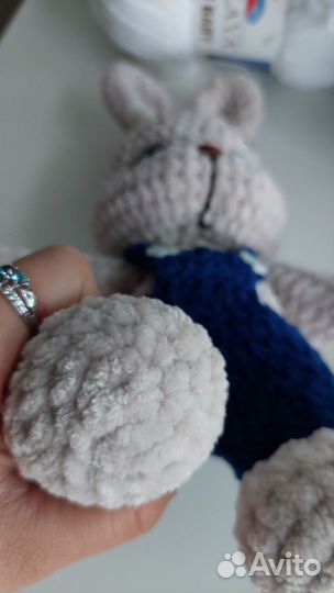 Вязаный зайка в комбинизоне