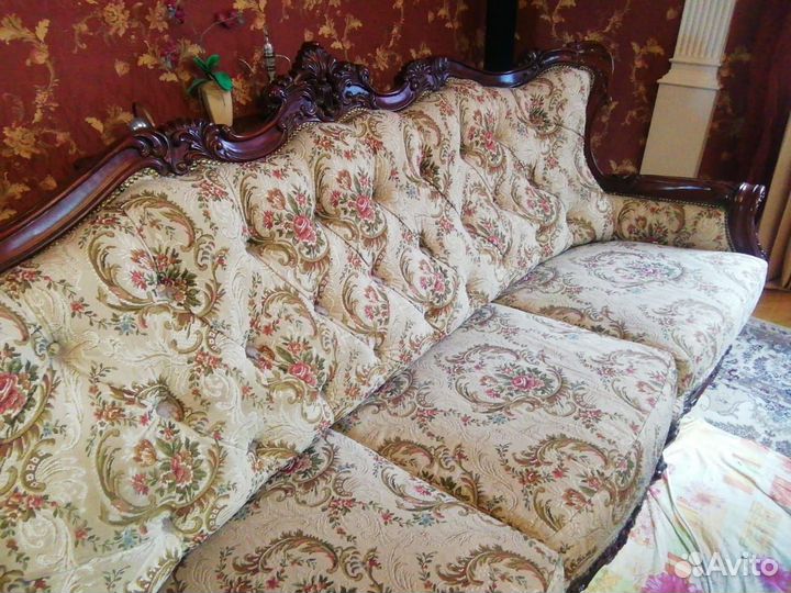 Диван с резной спинкой