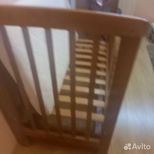 Детская кроватка с маятником