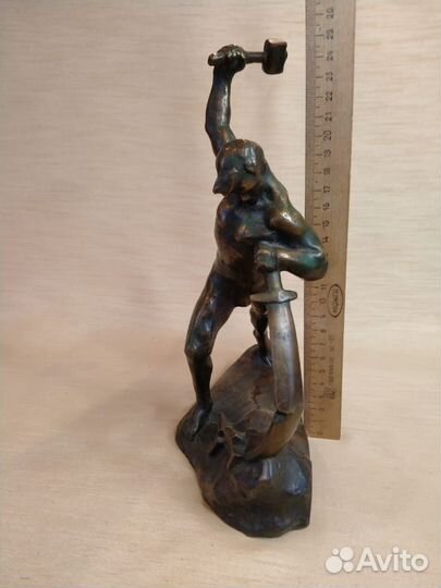 Статуэтка Перекуём мечи на орала, бронза