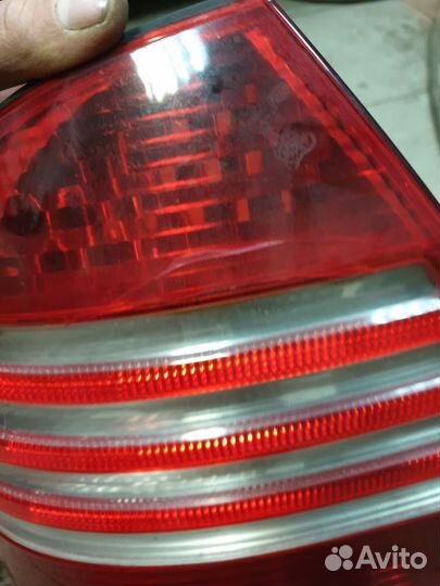 Задний фонарь w220