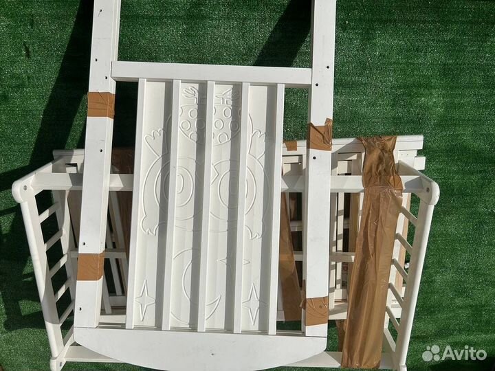 Детская кроватка с маятником