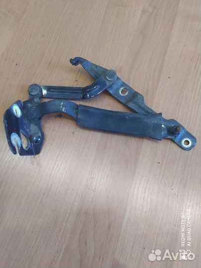 Петля крышки багажника левая Volkswagen Passat B5