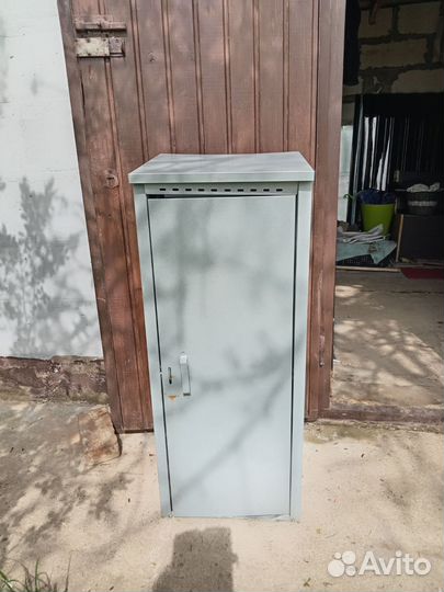 Металлический шкафчик для газового баллона