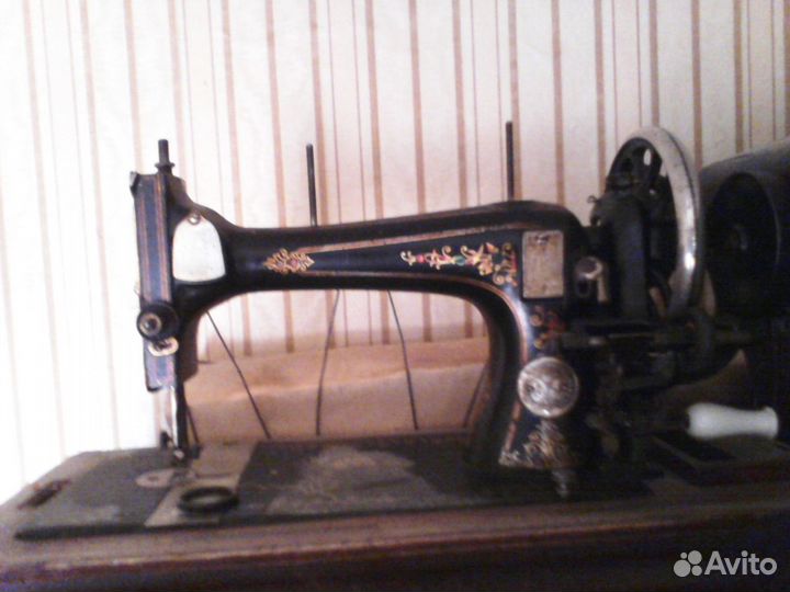 Антикварная швейная машинка