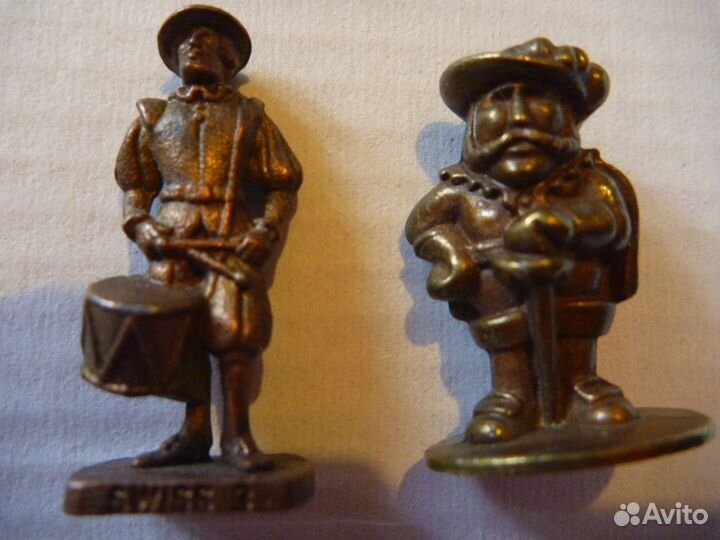 Солдатики из киндера разных серий