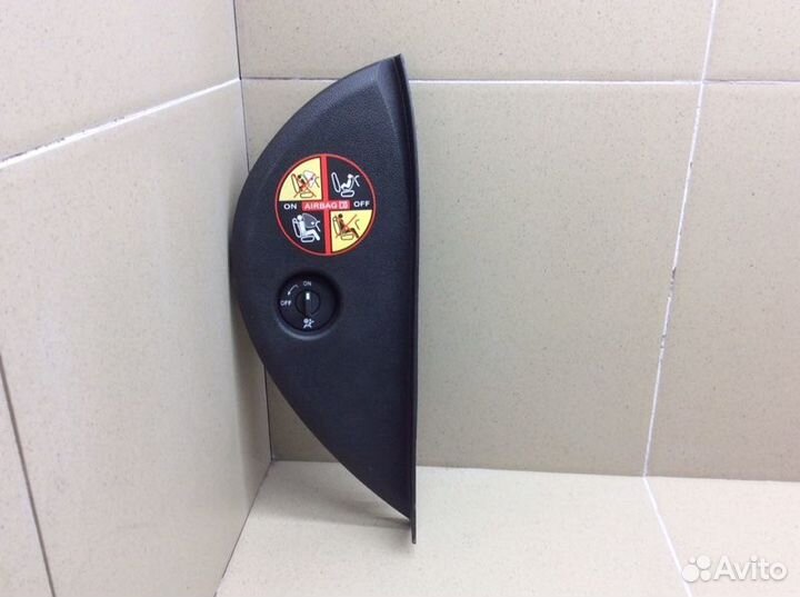 Накладка (кузов внутри) правая Renault Megane 3