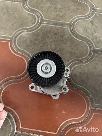 Натяжитель ремня мерседес S 220