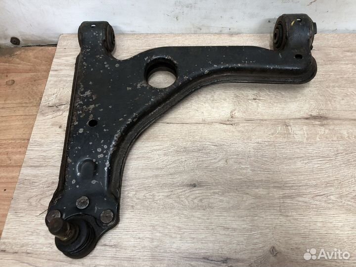 Рычаг передней подвески Opel Astra h